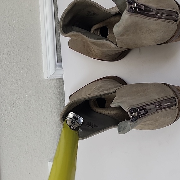 Vince Camuto VC-Gigietta women Tan leather suede pointed toe ankle bootie 7.5 - Picture 12 of 13